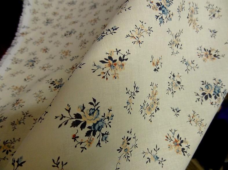 Cotonnade fond creme motif fleuri liberty rose bleu 6