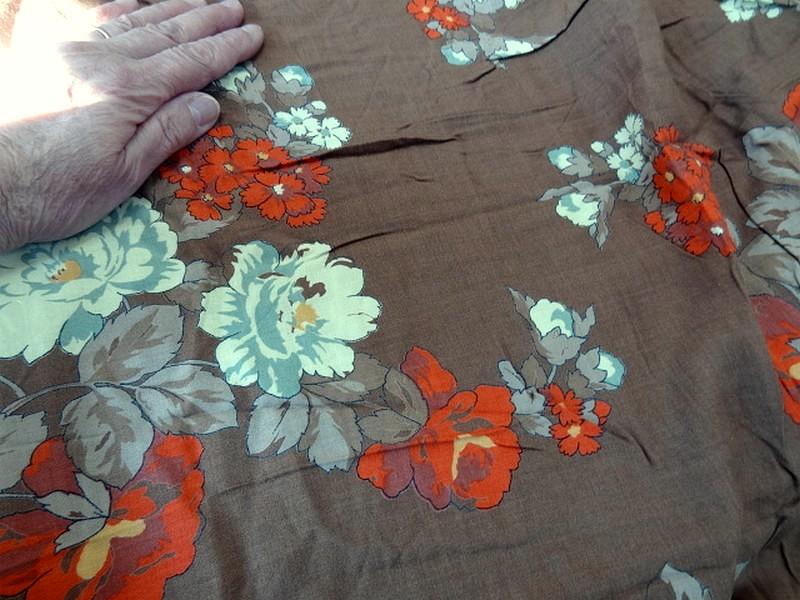 Cotonnade teinte terracotta fleuri 2