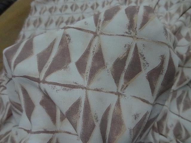 Crepe blanc motif silex ethnique 3