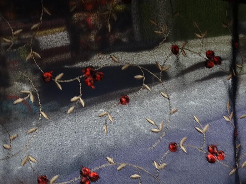 Crepe bleu nuit brode volutes fleuries 1