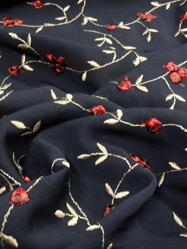 Crepe bleu nuit brode volutes fleuries 2 