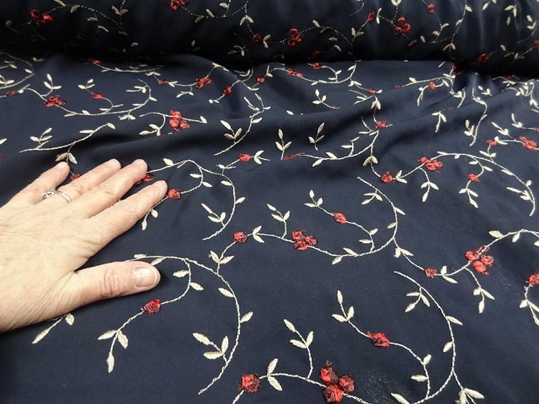 Crepe bleu nuit brode volutes fleuries 4