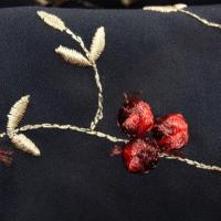 Crepe bleu nuit brode volutes fleuries 5