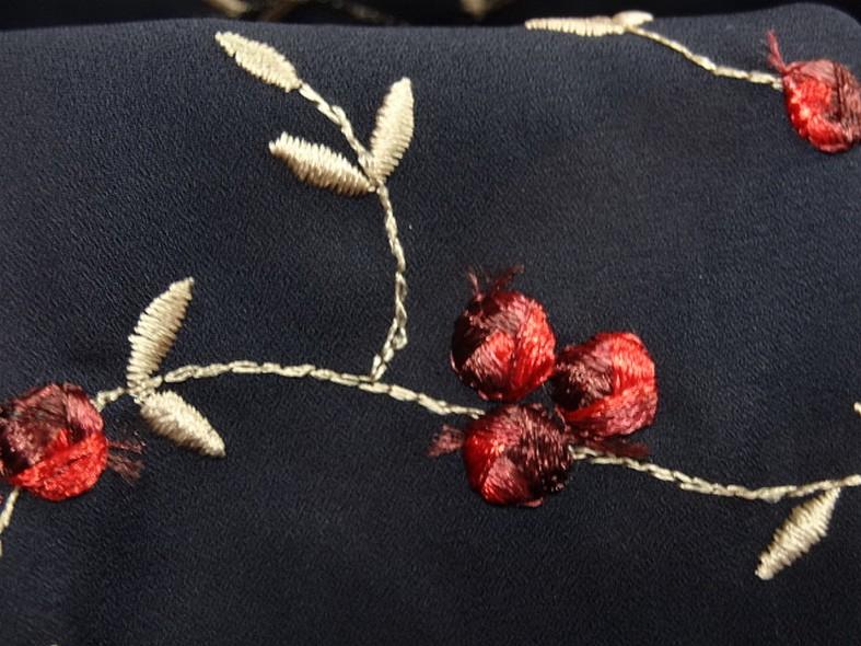 Crepe bleu nuit brode volutes fleuries 5