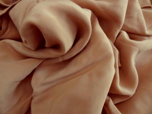 Crêpe de soie ocre rouge poudré 01