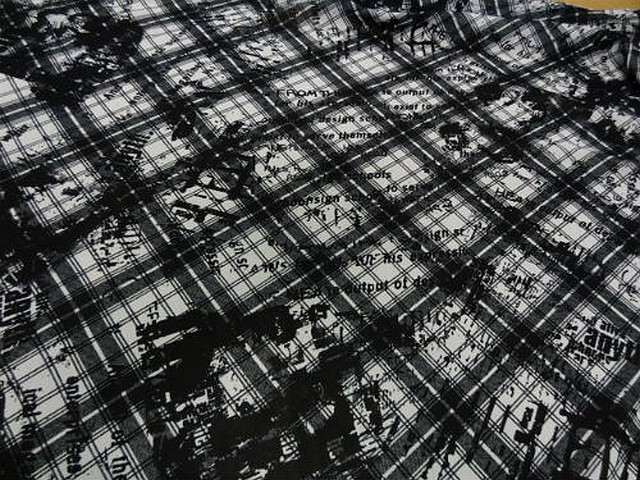 Crepe polyester carreaux tartan et graffiti noir blanc 2 