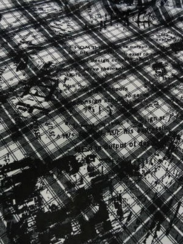 Crepe polyester carreaux tartan et graffiti noir blanc 2 