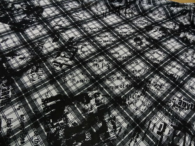 Crepe polyester carreaux tartan et graffiti noir blanc 2