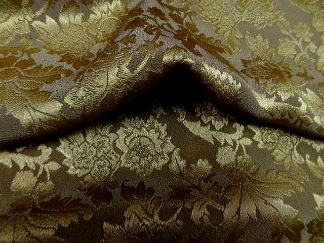 Crepe satin toffee motif classique vieil or 1