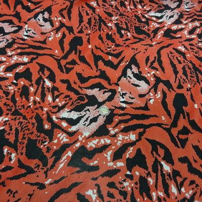 Crepe viscose motif tigre corail noir 2 