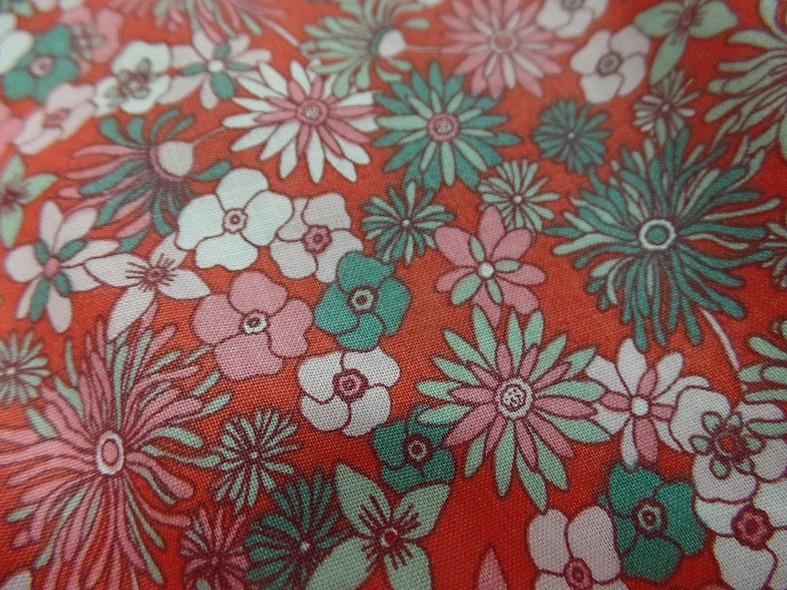 Cretonne motif fleuri corail et jade 3