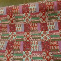 Cretonne motif patchwork framboise et jade