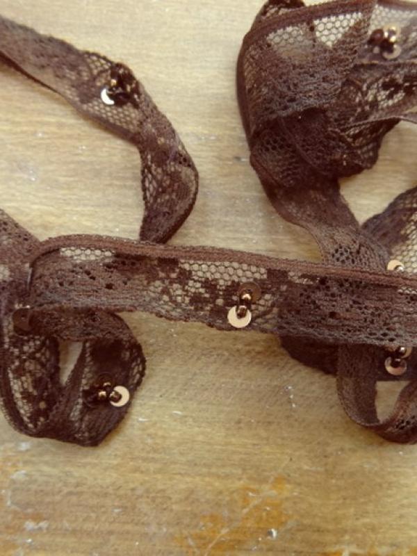 Dentelle anais chocolat perles et sequins 1 