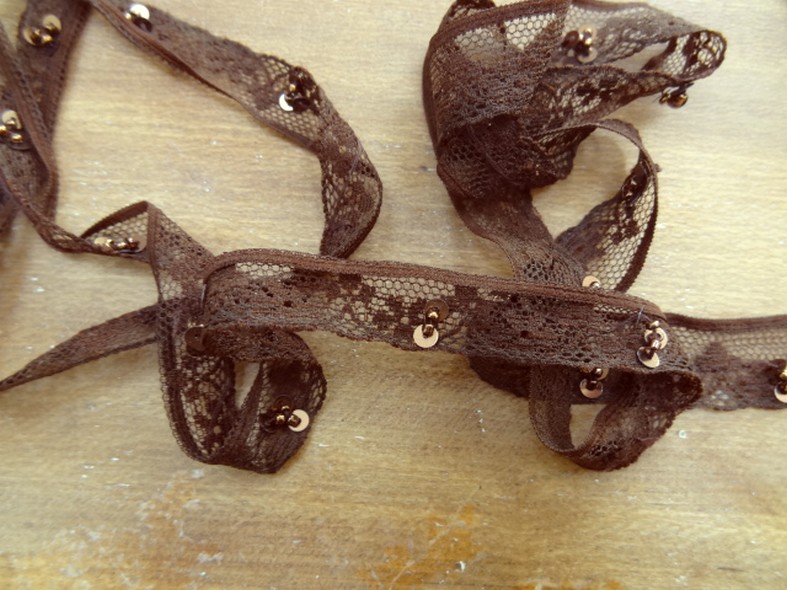 Dentelle anais chocolat perles et sequins 1