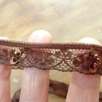 Dentelle anais chocolat perles et sequins 2