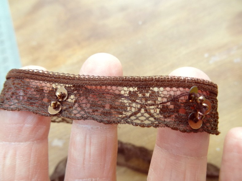 Dentelle anais chocolat perles et sequins 2