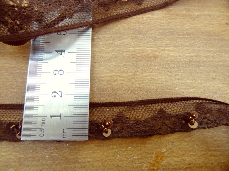 Dentelle anais chocolat perles et sequins 3