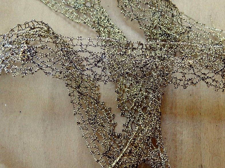 Dentelle aux fuseaux mecaniques vieil or 1