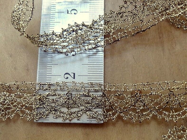 Dentelle aux fuseaux mecaniques vieil or 2