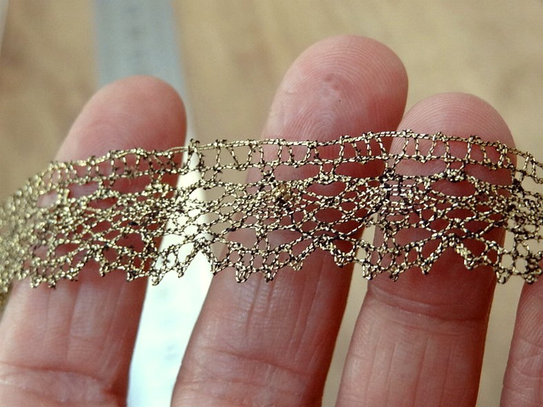 Dentelle aux fuseaux mecaniques vieil or 3