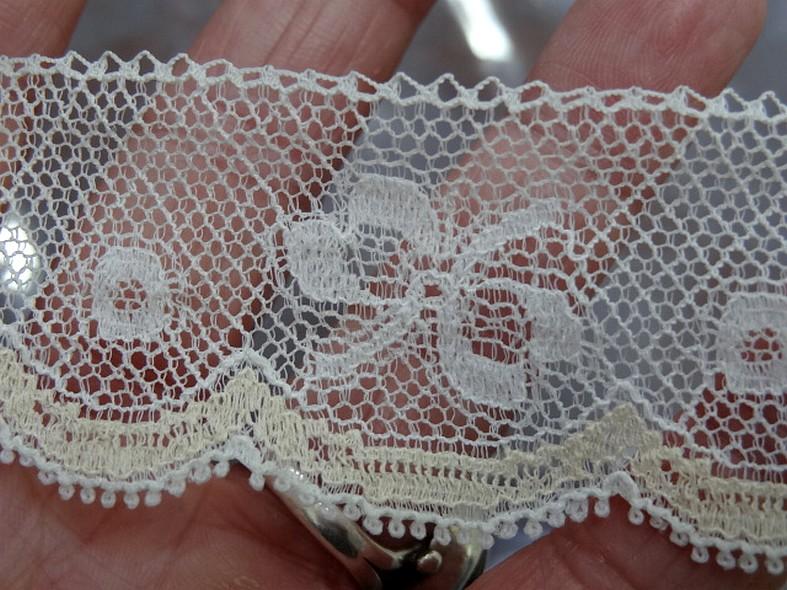 Dentelle bicolore festonnee 1