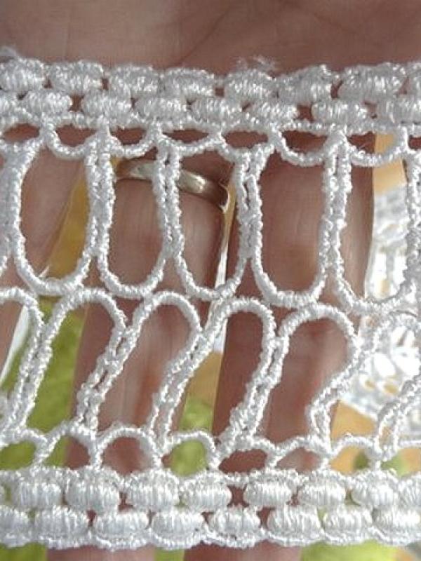 Dentelle blanc casse entre deux fine 3 