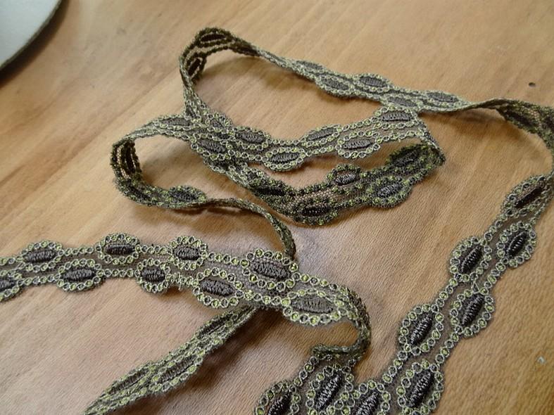 Dentelle brodee macarons sur resille 2 kakis 3