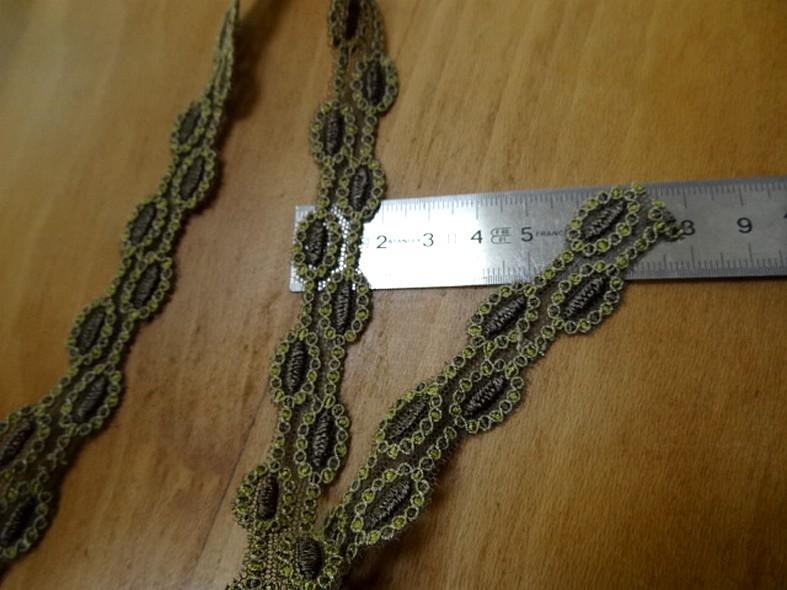 Dentelle brodee macarons sur resille 2 kakis 4