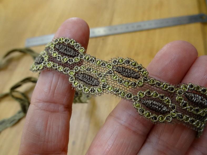 Dentelle brodee macarons sur resille 2 kakis 6