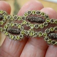 Dentelle brodee macarons sur resille 2 kakis 7 
