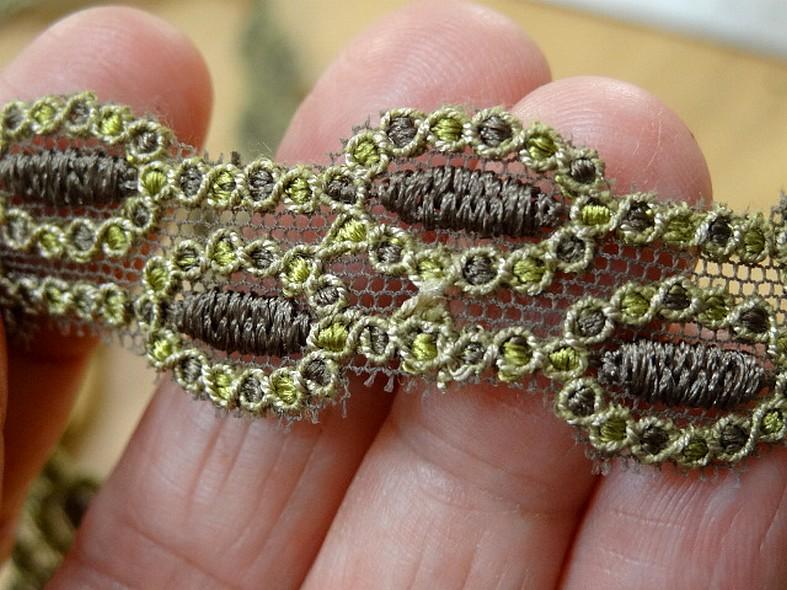 Dentelle brodee macarons sur resille 2 kakis 7