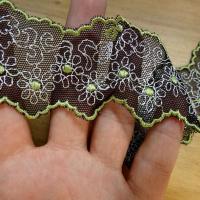 Dentelle brodee marguerites blanc et vert anis 1 