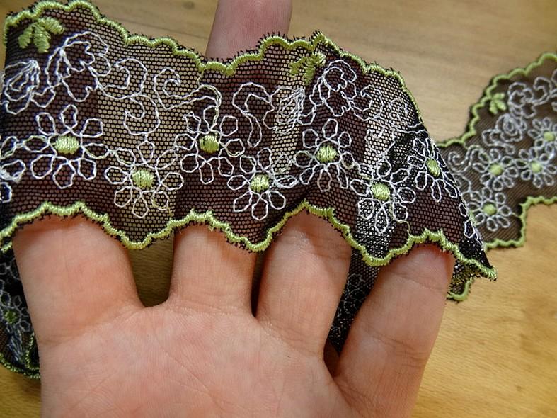 Dentelle brodee marguerites blanc et vert anis 1