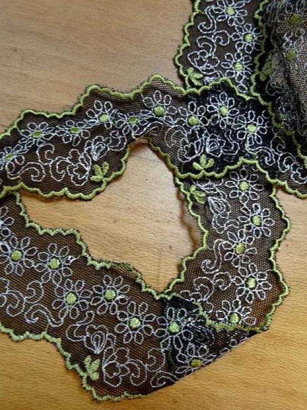 Dentelle brodee marguerites blanc et vert anis 2 
