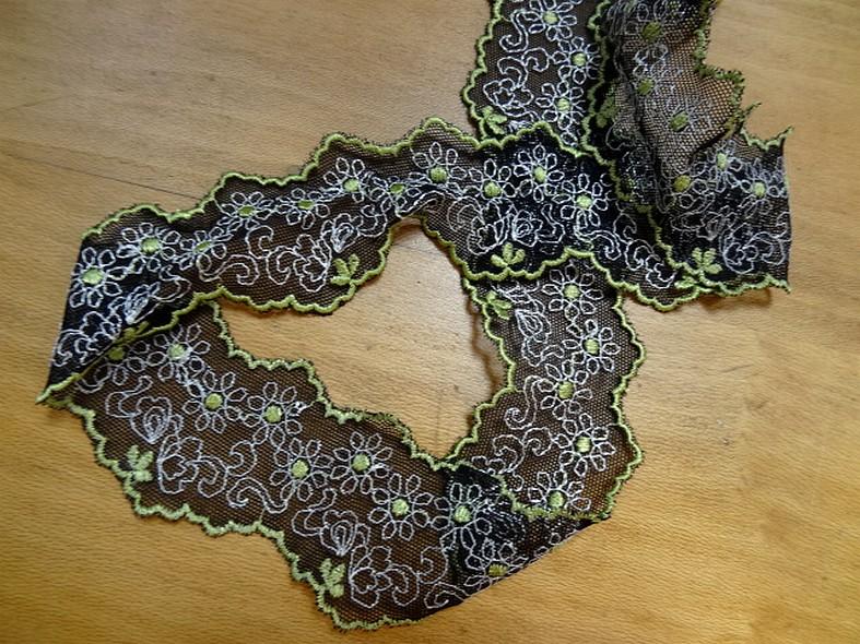 Dentelle brodee marguerites blanc et vert anis 2