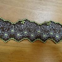 Dentelle brodee marguerites blanc et vert anis 3