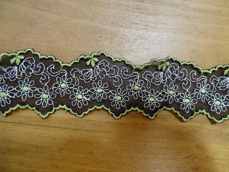 Dentelle brodee marguerites blanc et vert anis 3