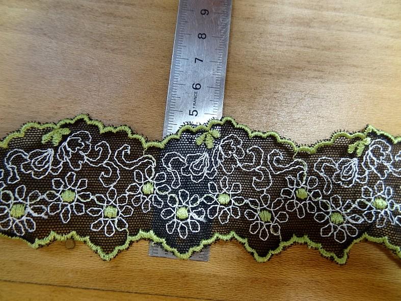 Dentelle brodee marguerites blanc et vert anis 4