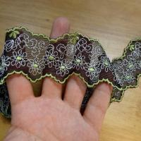 Dentelle brodee marguerites blanc et vert anis 5 