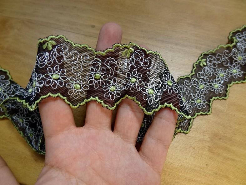 Dentelle brodee marguerites blanc et vert anis 5