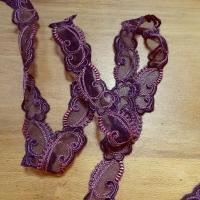 Dentelle brodee prune rose volutes 1 