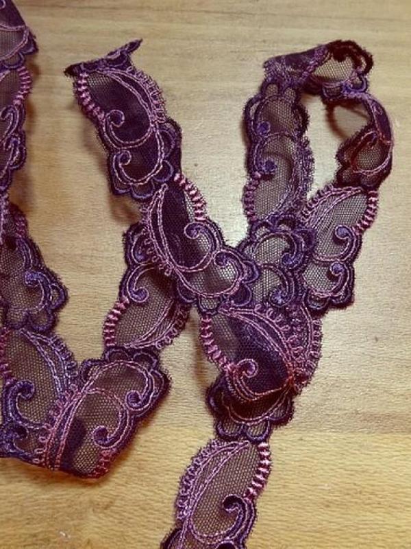 Dentelle brodee prune rose volutes 1 