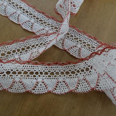 Dentelle crochetee fine blanche feston rose indien 1 