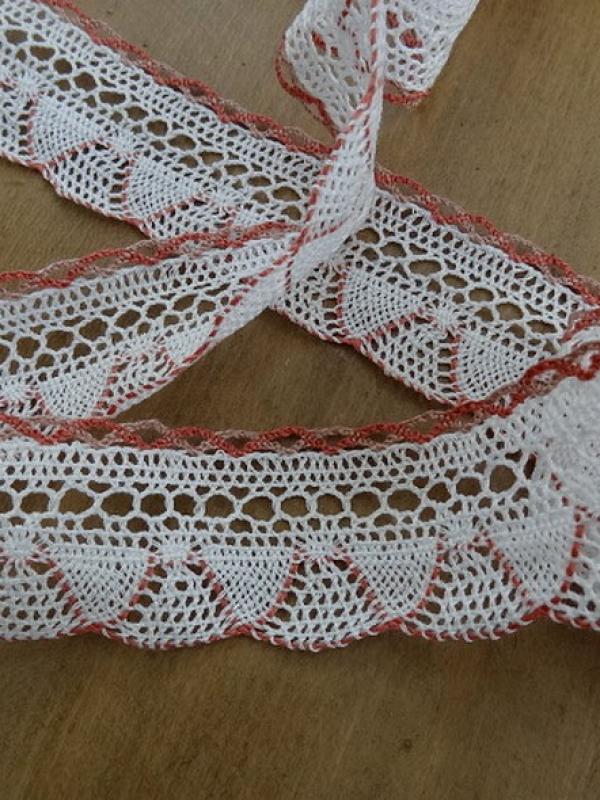 Dentelle crochetee fine blanche feston rose indien 1 