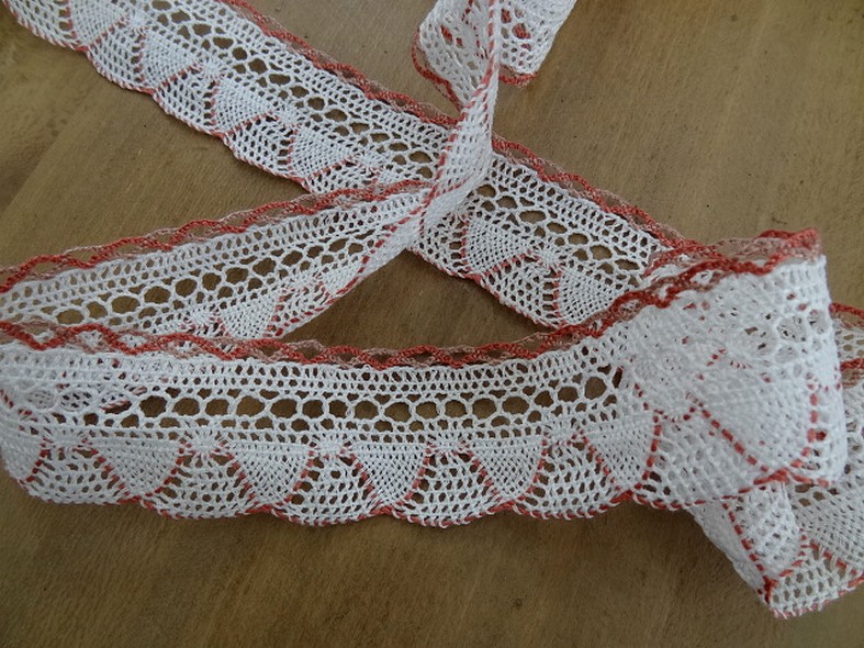 Dentelle crochetee fine blanche feston rose indien 1