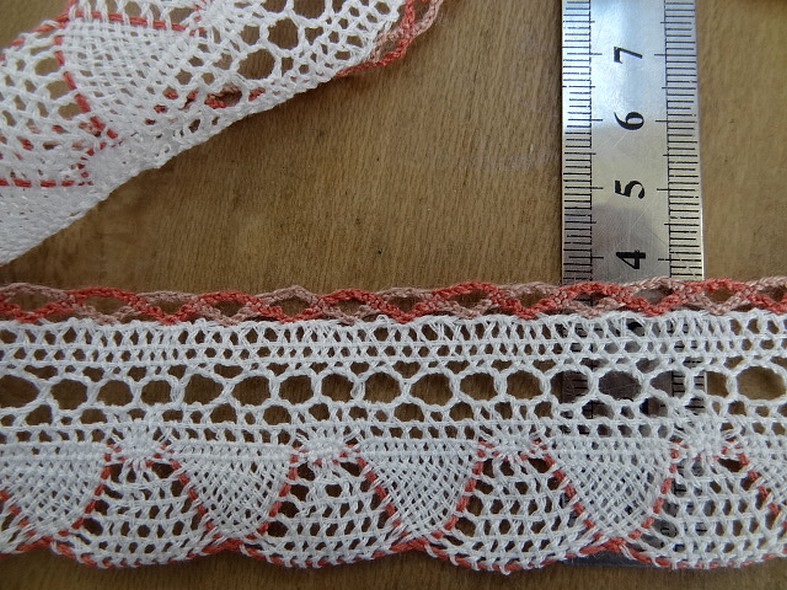 Dentelle crochetee fine blanche feston rose indien 2