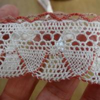 Dentelle crochetee fine blanche feston rose indien 3 