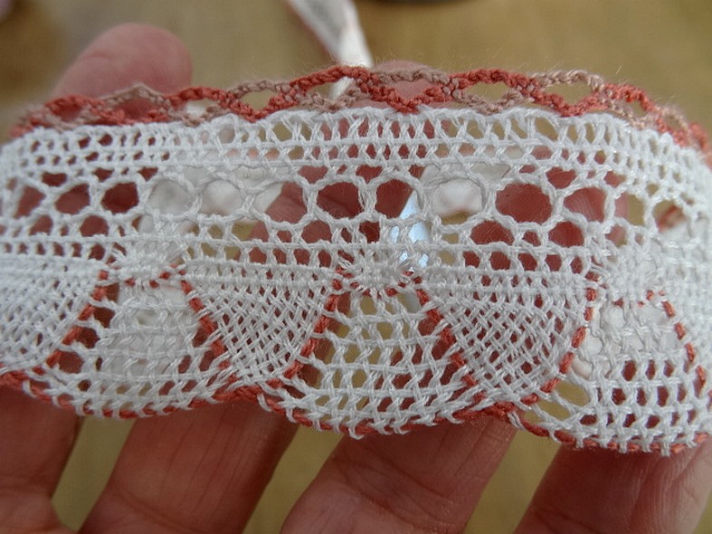 Dentelle crochetee fine blanche feston rose indien 3