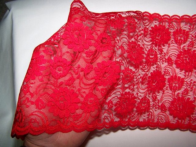 Dentelle de charme rouge vermillon fleurie 2