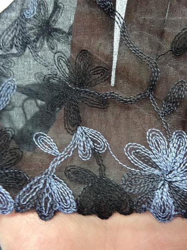 Dentelle de gaze noire brodee fleur lavande 1 